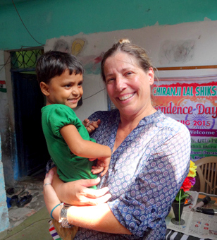 Sandra-Taylor-with-kid-in-an-orphanage-in-Delhi